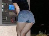 极品粉嫩鮑鱼极品女鲍lo：女人上厕正面现b毛图片