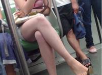 地铁上女人主动蹭我 地铁上摸了女孩没反应;上海夏天挤地铁美女