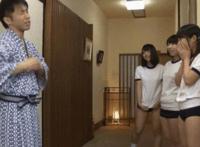 下面的两个洞被撑开 两个洞一起插哦!好刺激