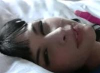 美女睡着被翻眼皮玩脚 趁女人睡着玩她脚：哈哈哈趁女友睡着玩脚