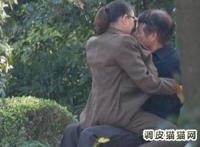 老色鬼公园偷腥图片：白发老头裤裆大包图片