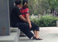 实拍野战视频30分：老人和女人进入树林里