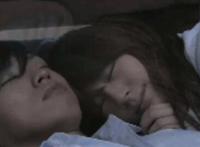 初中男生看到女生私处：偷初中女生小背心内衣