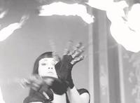 女生用脚搓生殖器 男生硬了后被女生握着：女生脚放进男生裆视频