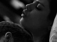 男生进去,女生什么感受：坐在男生裆部他会硬吗