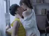 唔叔叔不要塞东西了 叔叔恩,啊好深,不,啊：啊…不要舔那里叔叔