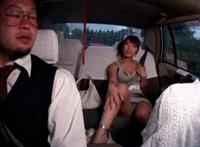 用车锁锁内裤视频种子 恶搞把美女内裤锁栏杆：内裤被锁栏杆上gif视频
