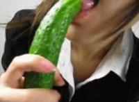 gif女的喉咙起伏 插到喉咙的gif：娘亲深喉喉咙鼓起