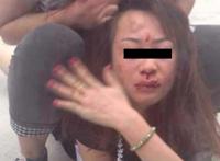 树枝捅下体视频：日照小三下体被打坏 原配踢下体