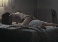 车上女儿坐在爸爸腿上：爸爸女儿要,快,快,啊 女儿可以爸爸插吗?