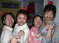 偷高中女生原味内 校服袖口看女同学胸罩：高中女生宿舍原味胸罩