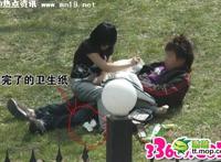 公园大白天野战 视频：夏天大白天打野战视频 男女公园野战闺蜜观战