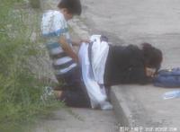 拍客实拍情侣野战视频：男女靠着车打野战。 开封男女野战