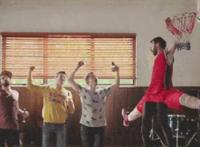 爸爸你好坏,女儿还想要 父亲爬在女儿身上耸动：爸爸女儿今晚给你