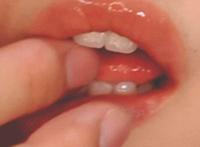 正好一手握住女票的胸：男友吻我能吻一下午 被男票摸过胸后好痛