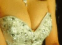 手伸进新娘的衣服里 手伸进了内裤,摸黑森林