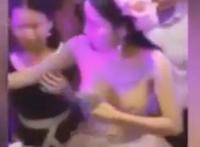 婚礼收红包任意摸 无码：新娘露胸收红包无码 湛江塞新娘红包视频