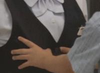 我手伸进她衣服里揉 手伸进衣服里解开：哥哥手伸进我的下面