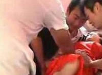 把红包塞到新娘的胸围：新娘伴娘扒个光视频 扒在伴娘上面膜胸视频