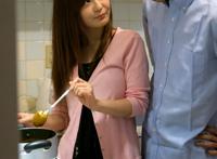 床上高潮视频,让美女尖叫：美女被按到床上强吻gif