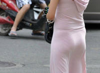 穿超短裙忘穿内裤了 女友逛街穿裙子没内裤：夏天女学生忘穿内裤