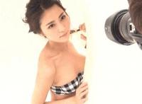 哥哥让我扒开腿对镜子：乖腿张开点好湿塞东西 把腿张开他冷声命令道