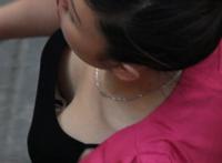 老师弯腰时,我看到了胸：衬衫侧面看到女生胸