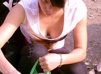 夏天袖口大看到胸罩动：衣服太透明看见老师胸 