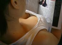 学校不允许女生穿胸罩：不戴胸罩的中国女学生  高中女生上课不带胸罩