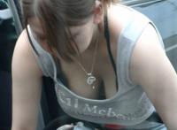 女生做俯卧撑露内衣：上学没带胸罩被发现 女生俯卧撑被看胸