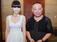 郭德纲和柳岩脱鞋视频：柳岩郭德纲有一腿