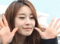 三个男人插了我一夜 三个男人一起插我好爽：狗在她的体内胀大