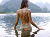 美女绿色山水风景图片：山水人体风景图片