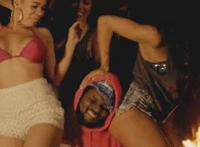 坐三角木马灌肠体罚 美女sM三角木马调教：鲤鱼乡sm调教木马