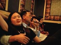 ktv小姐都随便摸吗：一个人ktv怎么和小姐玩 ktv的小姐都有啥项目