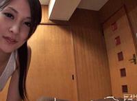 晚上哥哥扯掉我的胸罩 他把洗完澡的我抱出来：妹妹刚洗完澡,我看到了