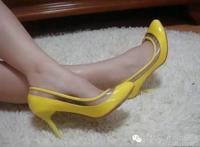 射精4S店高跟鞋打胶：打胶同事莹的高跟鞋