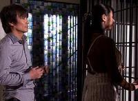 医生咬住她肿胀的花蒂 忍不住舔上她的花缝：她慢慢坐到他的炙热上