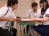 含吮粉缝舔花蒂车 用舌头舔弄她的花核：跨坐在脸上舌尖舔花