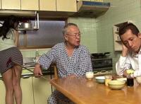 小保姆陪老头睡觉 保姆陪床玩老头：女保姆陪老头睡觉视频.