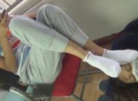 脚放在男朋友脸上舔 男生脸被女生踩在脚：女生罚把脚舔干净视频