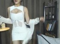 舔脚耳光的视频优酷 跪着被女王打耳光视频：伺候女王脱鞋洗脚视频