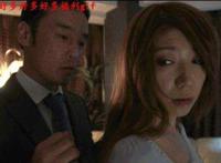 东尼大木牵风衣女 东尼大木公车番号：东尼大木给美女让座