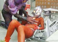 白丝女战士剥靴 女战士脱靴足伤：女战士受难剥靴挠脚