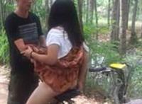 女大學生野战照片：男女靠着车打野战.