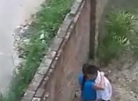 情侣桥头推腹摸：深山情侣野战视频实拍 