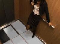 桌子下用脚摩擦命根子 蹭桌子番号出处：女生蹭男生