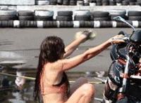 把她绑在床上抽查 绑在床上用电刑的视频：绑在床上呈大字状强干