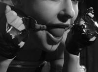 美女犬项圈尾巴gif：项圈铁链舌环母狗 带尾巴肛塞图讨好主人