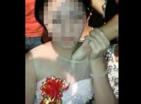 伴娘被扒6分43秒视频：扒在伴娘上面膜胸视频